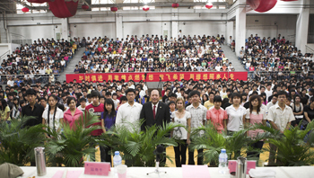 天狮总裁出席天津天狮学院09级新生开学典礼