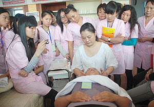 绿之韵国际商学院第二届中级美容师培训结束_