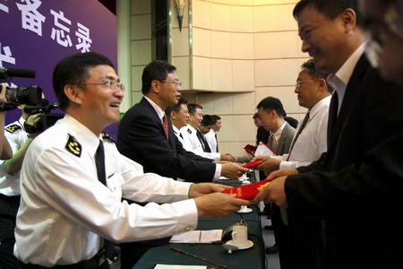 黄埔海关关长刘广平向属地管理企业颁发证书