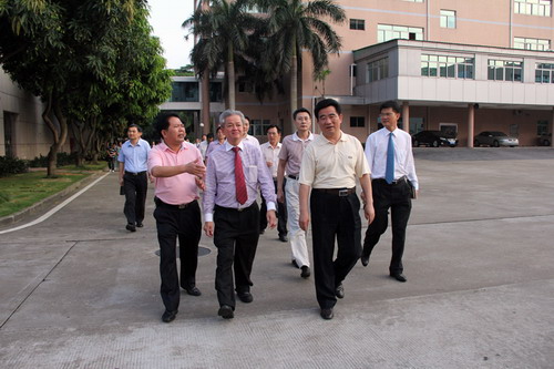 当天下午,陈市长带领市人大常委会常务副主任王远明,市政府秘书长李俊