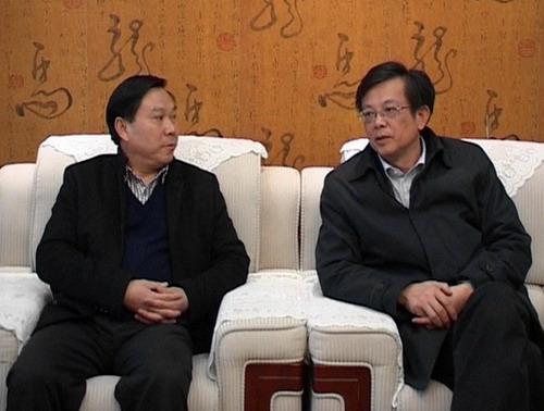 县委副书记,县长杨光鑫(右)听取董事长陈社强(左)对公司在2012年的