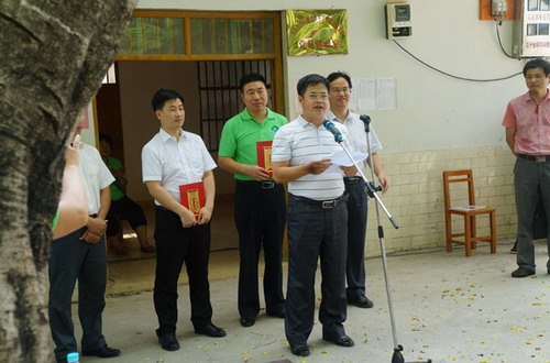 中共马山县委副书记覃元臻发表讲话当日,由王秀景先生牵头,与家人们在