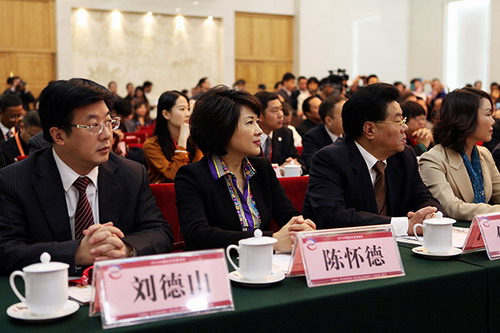 218年度经济人物_2010年重庆经济年度人物评选现场,评委们正进行激烈讨论.重庆晨报...
