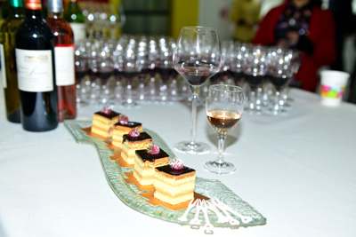 三生举办圣诞派对红酒品鉴会 黄金宝送祝福