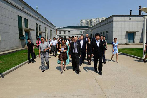 世界经济教授到访远东参观考察 王万军陪同-直