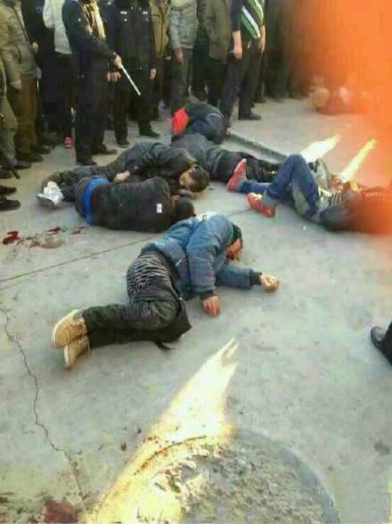 霸州百余传销者街头闹事 暴力袭警现场图集