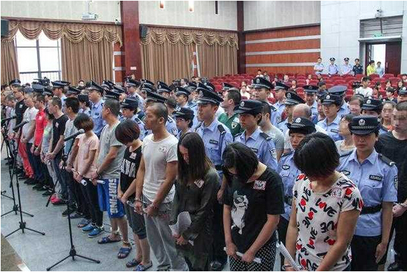 杭州传销案53名被告站满审判区 辩护席加座