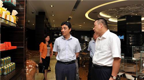 曲靖市副市长袁晓瑭,经济技术开发区管委会主任寇杰,招商合作局局长罗