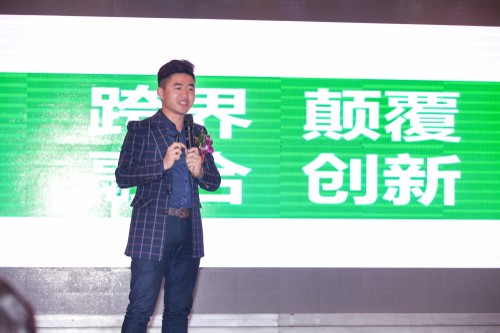 修店宝老总_老总厨房修水管(2)