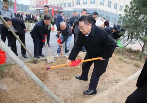 三株吴炳新博士与事业伙伴共同栽种幸福树