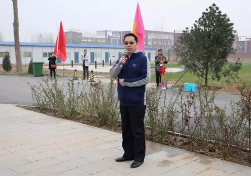 三株吴炳新博士与事业伙伴共同栽种幸福树