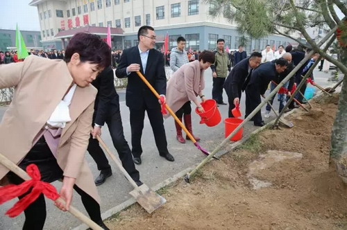 三株吴炳新博士与事业伙伴共同栽种幸福树