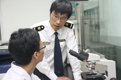 常熟检验检疫局人员与隆力奇质检人员进行交流
