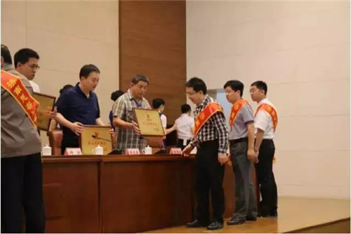 福瑞达康妆大道获济南慈善奖“爱心捐款单位”