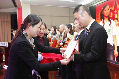 季诚集团董事长_国岳集团董事长夫妻照(2)