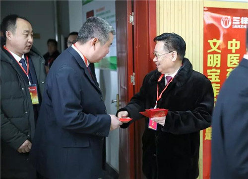 八点二十老总_鸿星尔克老总图片(2)