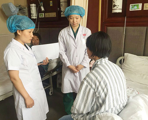 护士对患者进行术前访视