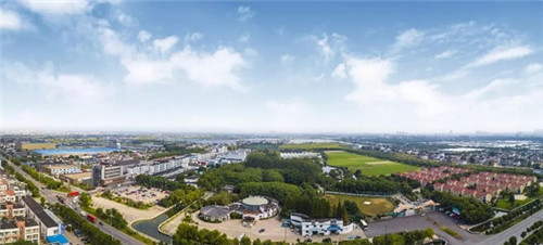 养生小镇风景独好 隆力奇喜迎旅游新热潮_观赏网 9月初,一辆又一辆旅游客车驶进隆力奇养生小镇,这片常熟福地又迎来了旅游新热潮。据悉,9月份首日就有超过200辆车、人数超过1万的游客来到隆力奇养生小镇旅游和购物,参观过后,游客们无不惊叹于这个江南小镇独有的特色与美丽。
