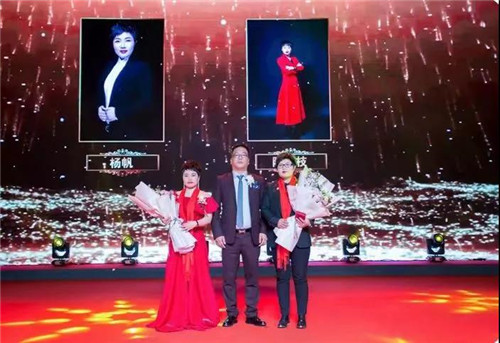 图为荣升金牌高级总监的伙伴与汤爱华先生合影