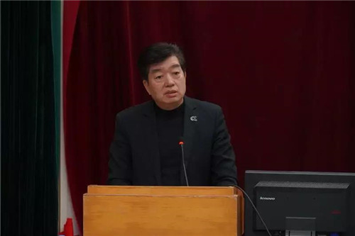 卓张众校长代表获奖的全体教师向高益槐教授等资助一中教育事业的校友